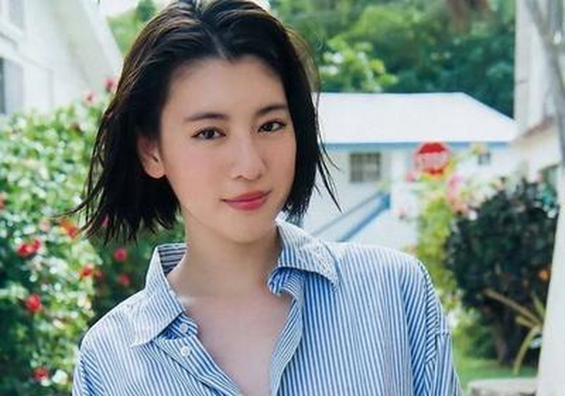 三吉彩花,日本的演员兼模特,长着一幅精美的东方面孔,高挑的鼻梁的