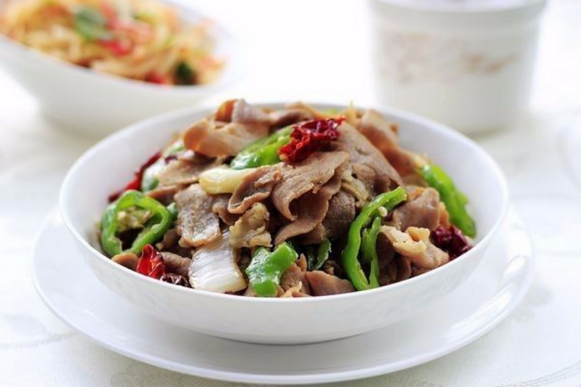 辣炒肥牛的做法: 肥牛的口感相当软嫩,而且营养十足.