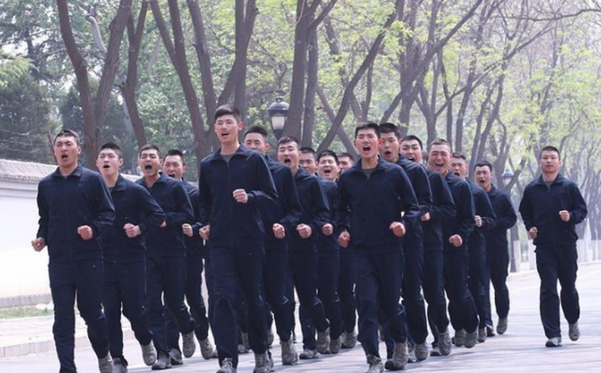 新式体能服很像运动服,军人外出可以当便服吗?应该注意什么!