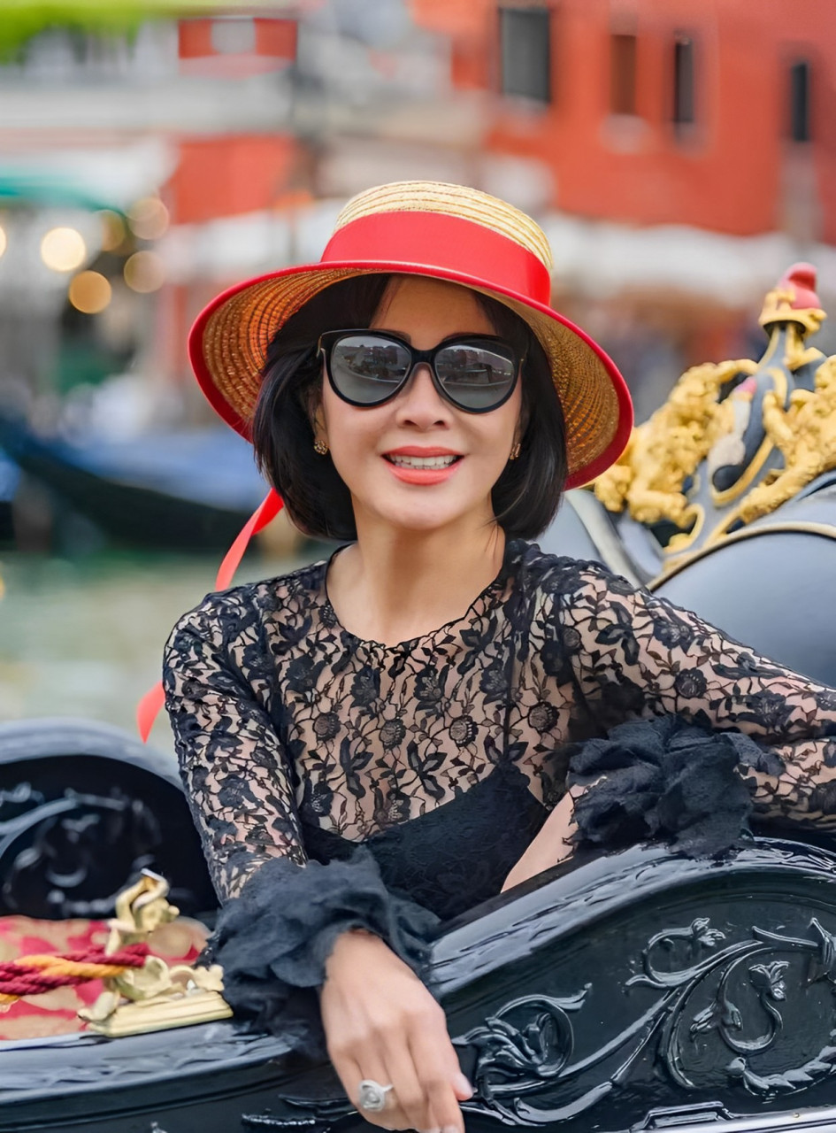 每个人都知道,58岁的嘉玲仍然像女孩一样美丽.