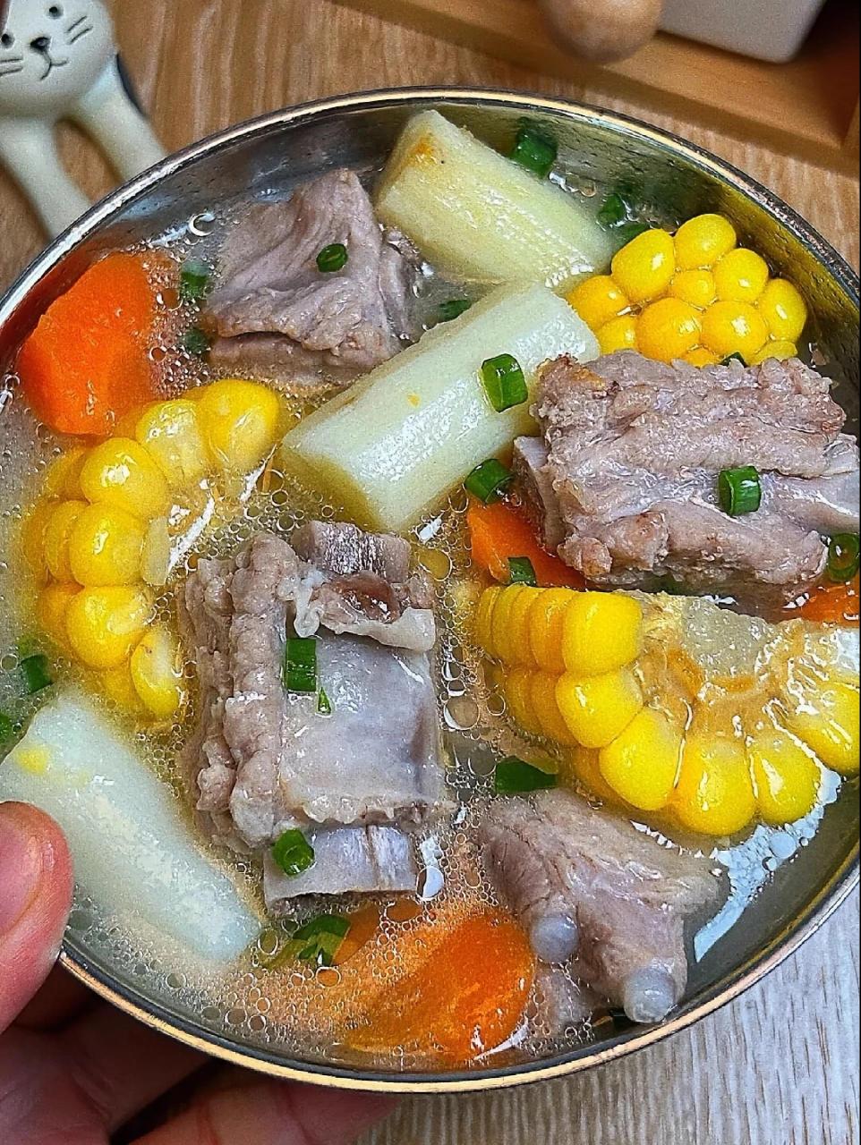 玉米排骨汤 食材:玉米 排骨 胡萝卜 山药 调料:葱 姜 料酒 盐巴 鸡精