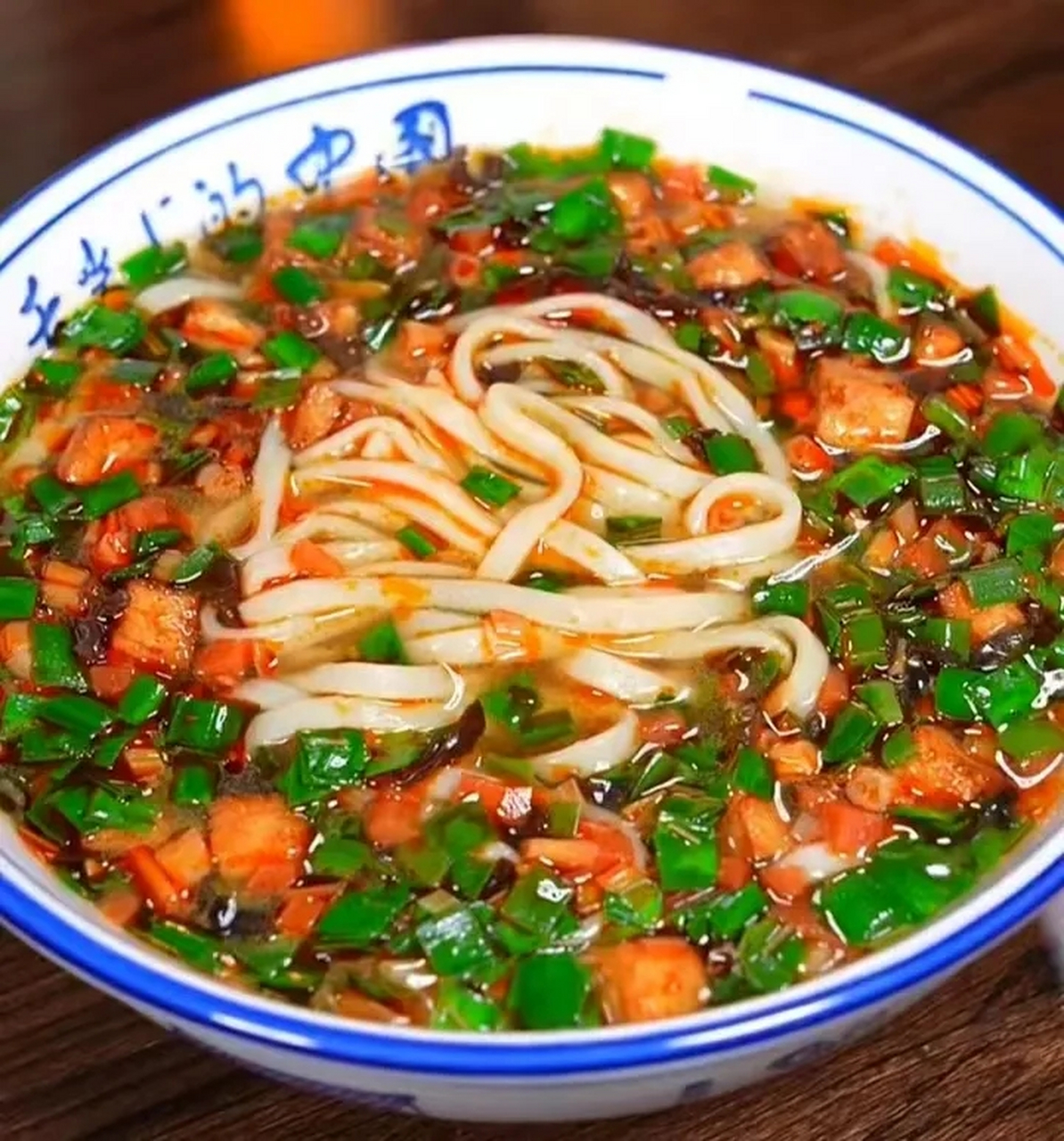 早餐做素臊子面,方便又快速  食材:豆腐,黄花,木耳,胡萝卜,面条 做法