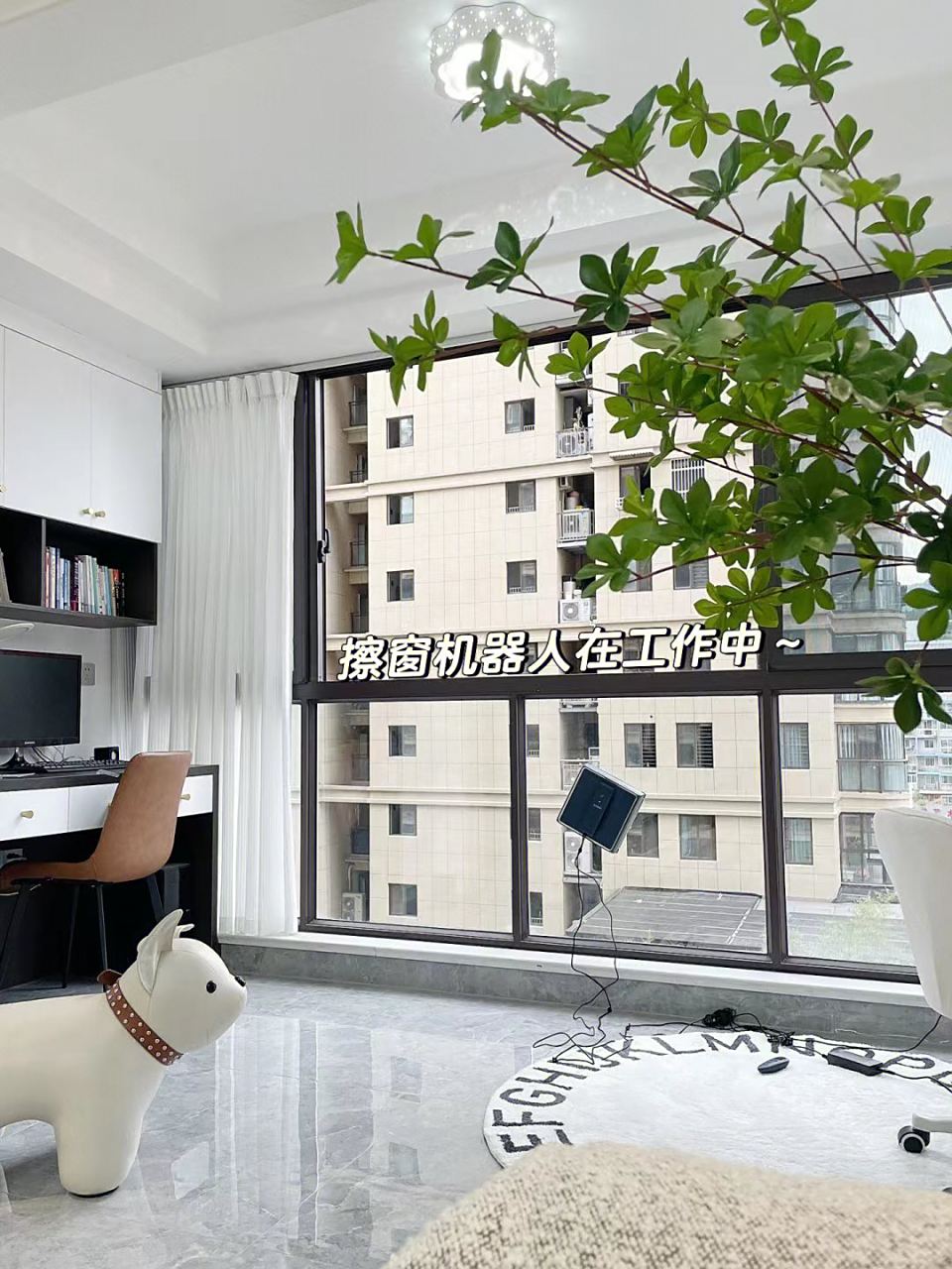 原结构是入户右侧是厨房墙,厨房也只有4平方,不仅小而且采光也不好