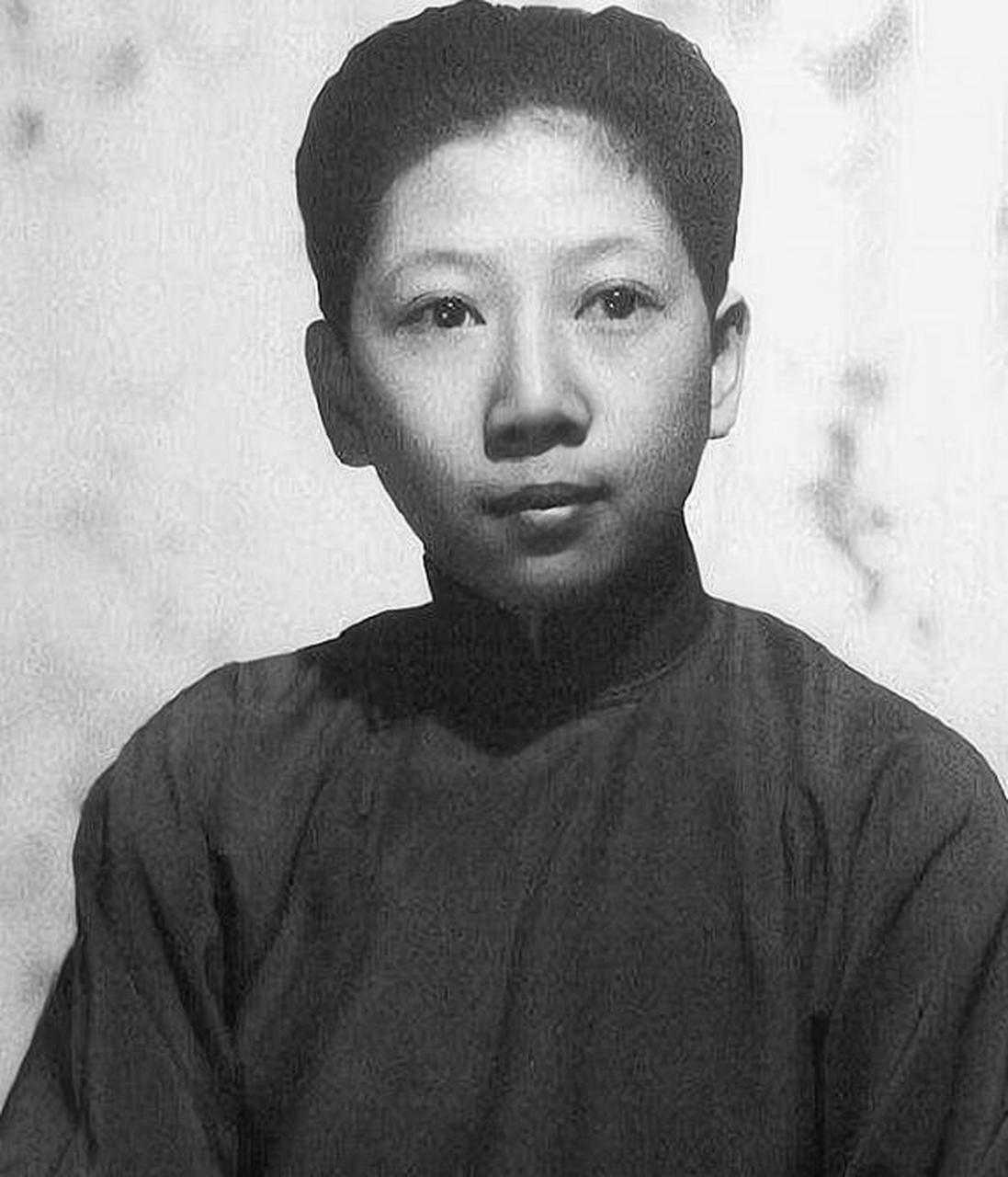 不料,她赶到病房时发现孔令伟幽灵般地挣扎着睁开了眼睛,这让所有在场