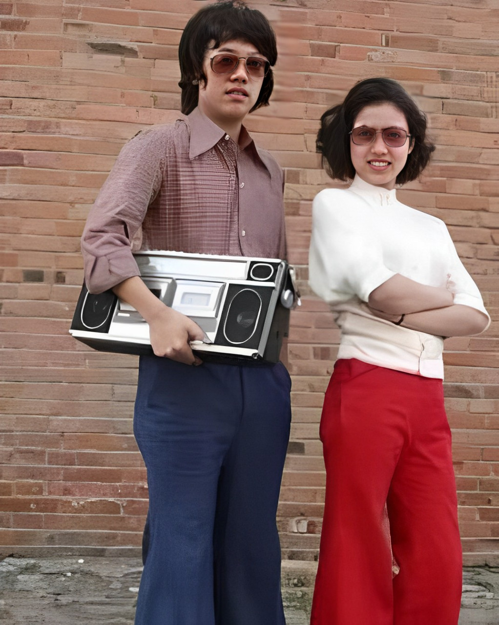 20世纪80年代,两个非常时尚的年轻人被拍到留着披头士式的菜花头发,戴