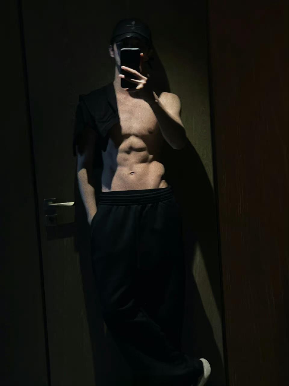 内娱男明星像许凯这样卷起来吧#许凯晒一次腹肌奖励自己两个汉堡