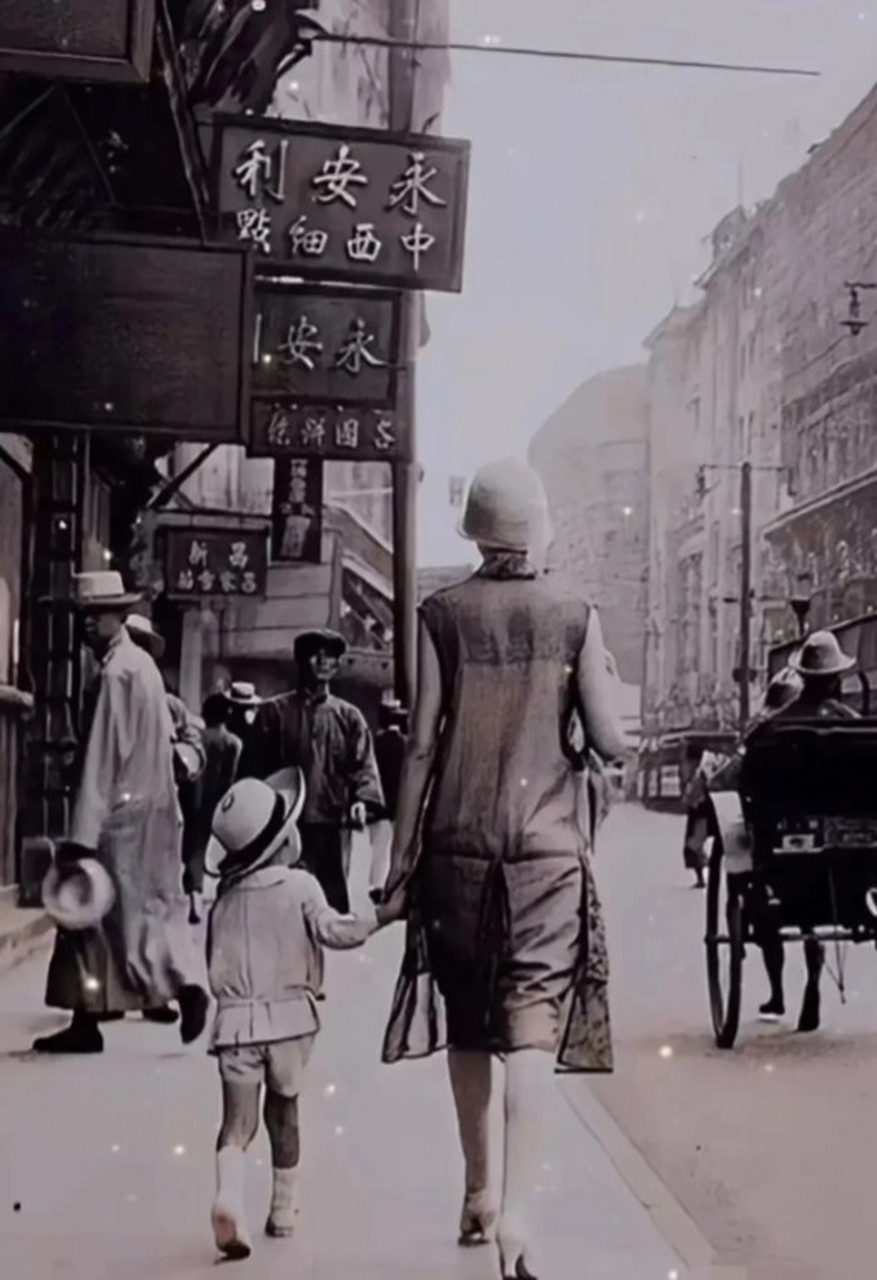 1920年代的上海霞飞路,当时的远东第一大商埠,小男孩当时标准小少爷