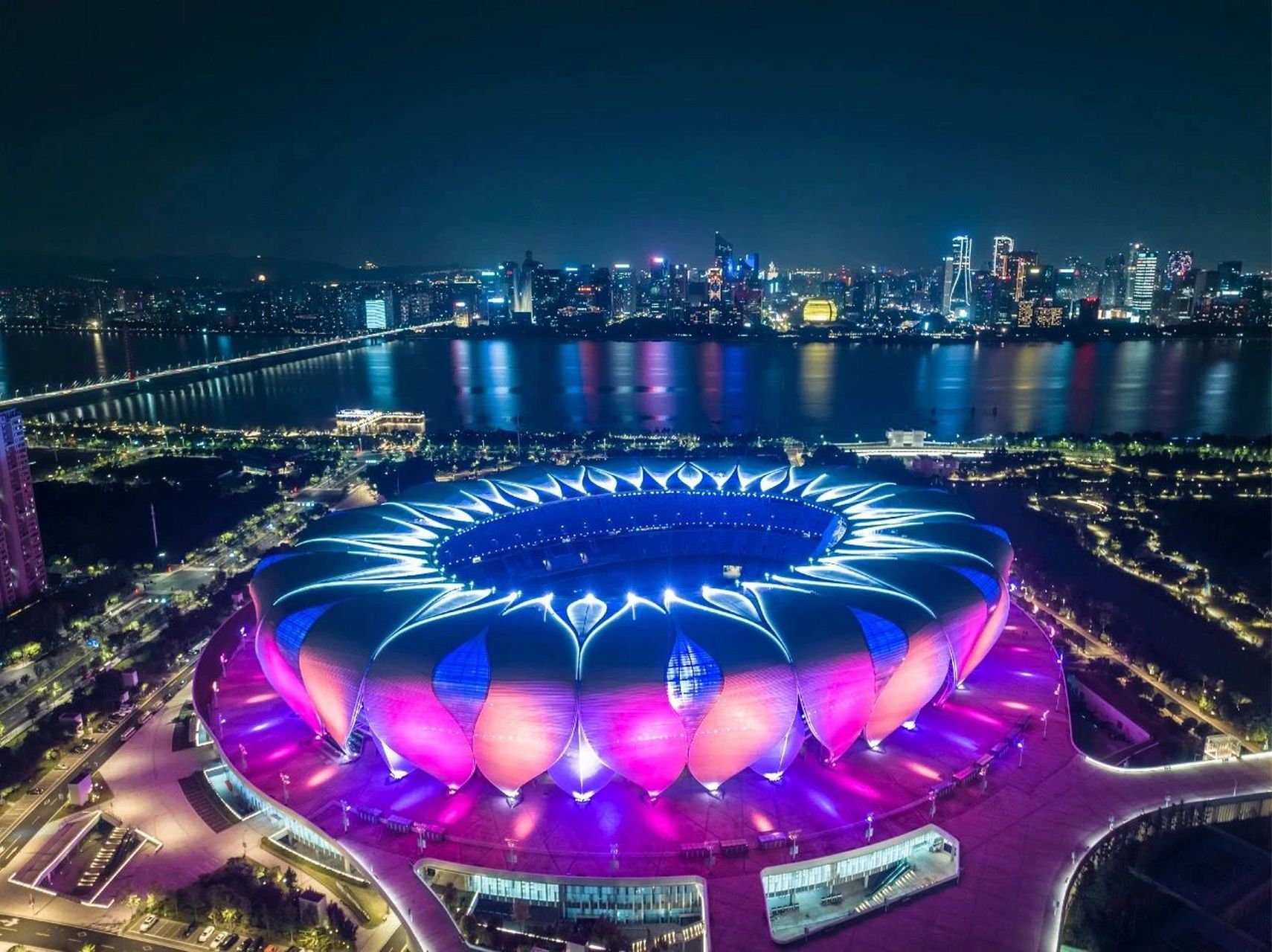 杭州版大裤衩全面竣工亮相 近日,杭州世纪中心(杭州之门)开始新一轮的