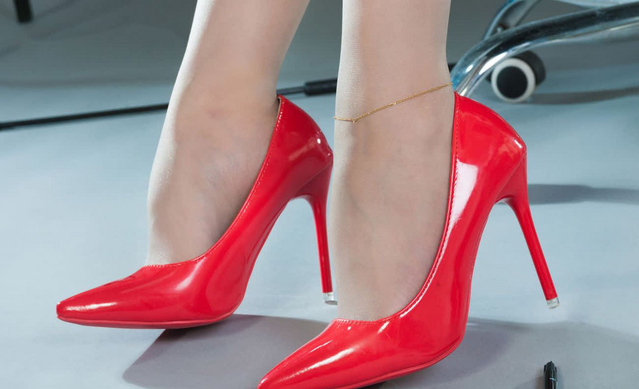 白色西装 浅蓝色牛仔裤 红色高跟鞋是我十年前喜欢的组合.