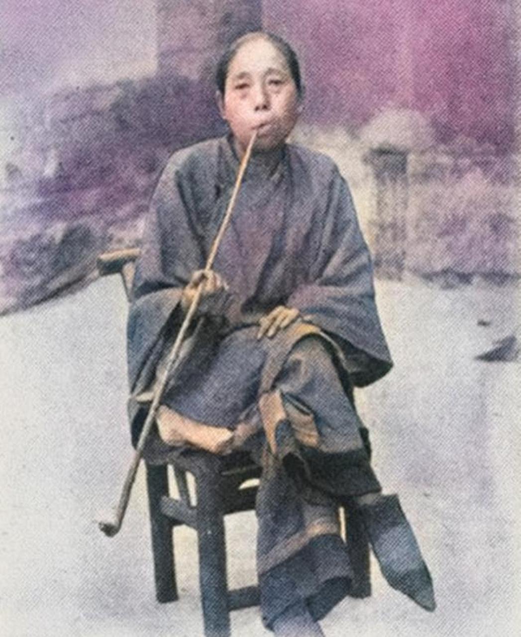 乏味,常常忙于家务事,寂寞无聊之余,她们便开始尝试通过抽烟以解闷