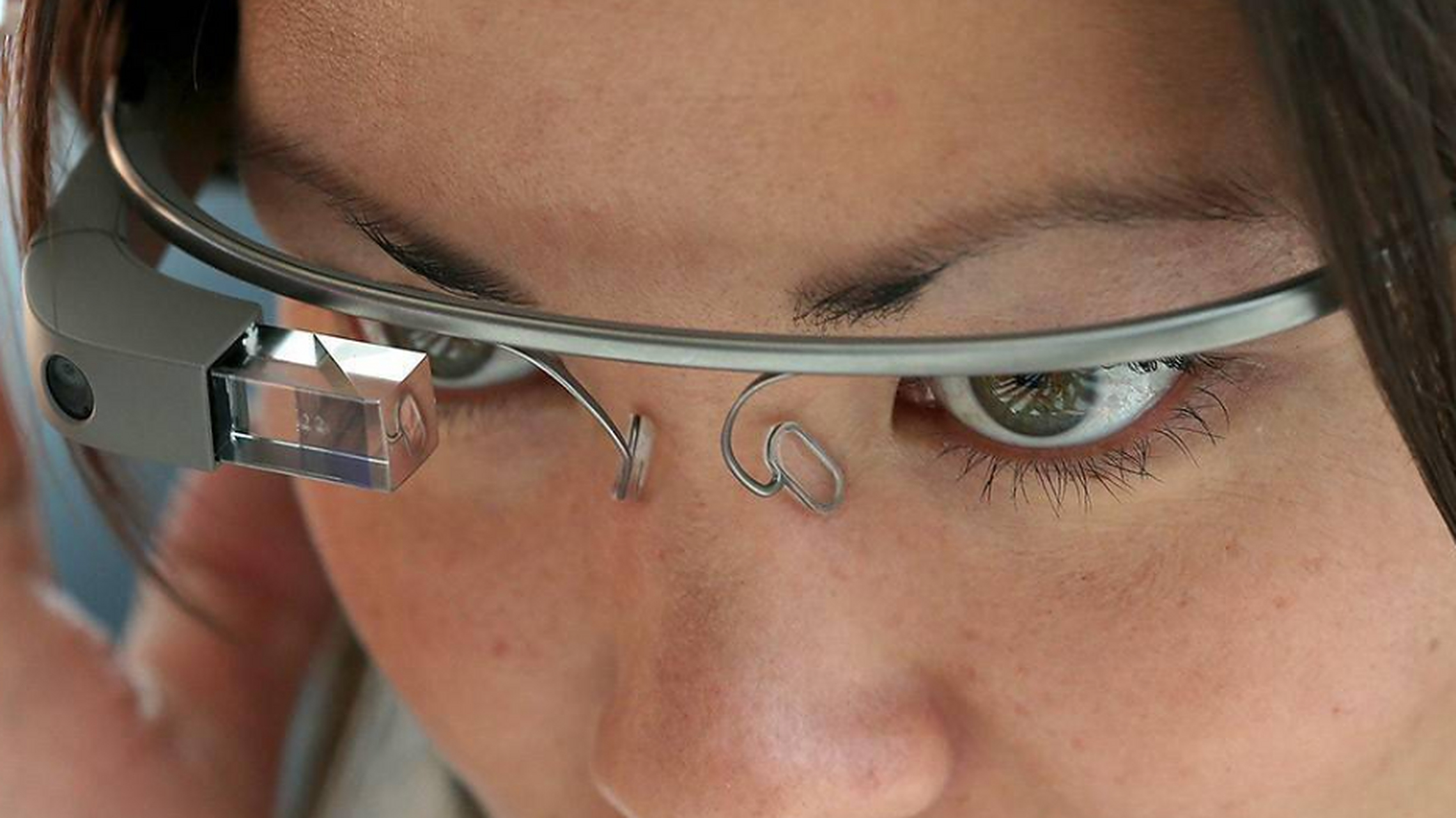 与google glass名气相当的微软hololens也遇到类似问题.