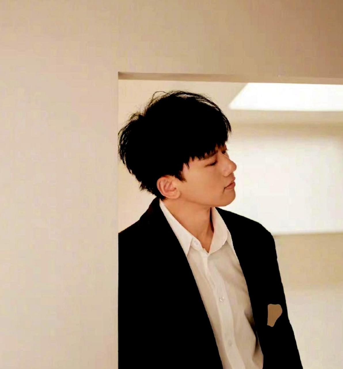 张杰穿着西装,搭配短发,时尚感十足,不受助理打手机的干扰.