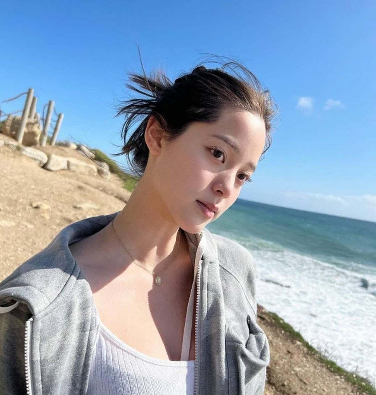 欧阳娜娜ins更新,海边度假风的美女,成熟又自由!