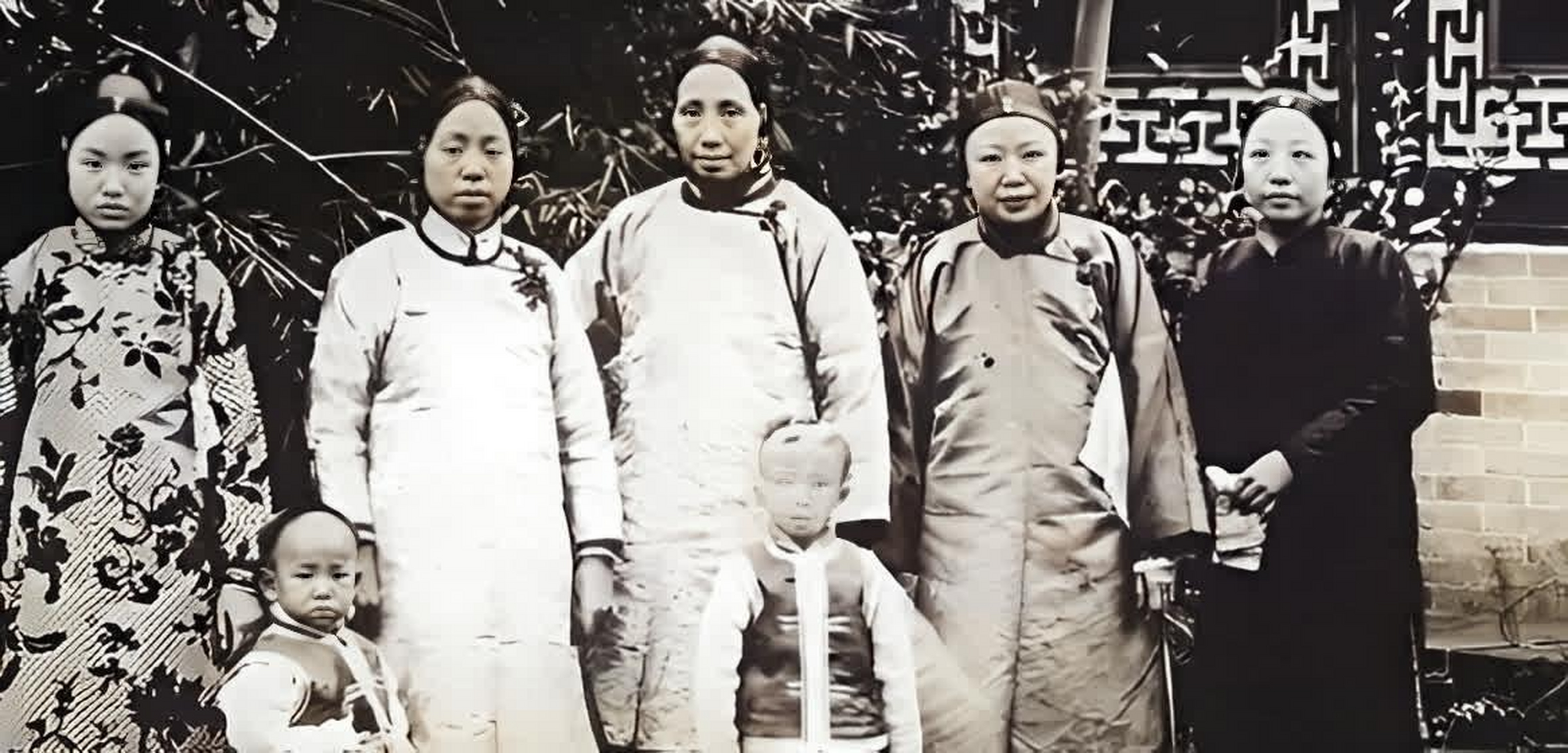 几天后胡雪岩以七千两银子娶了她!