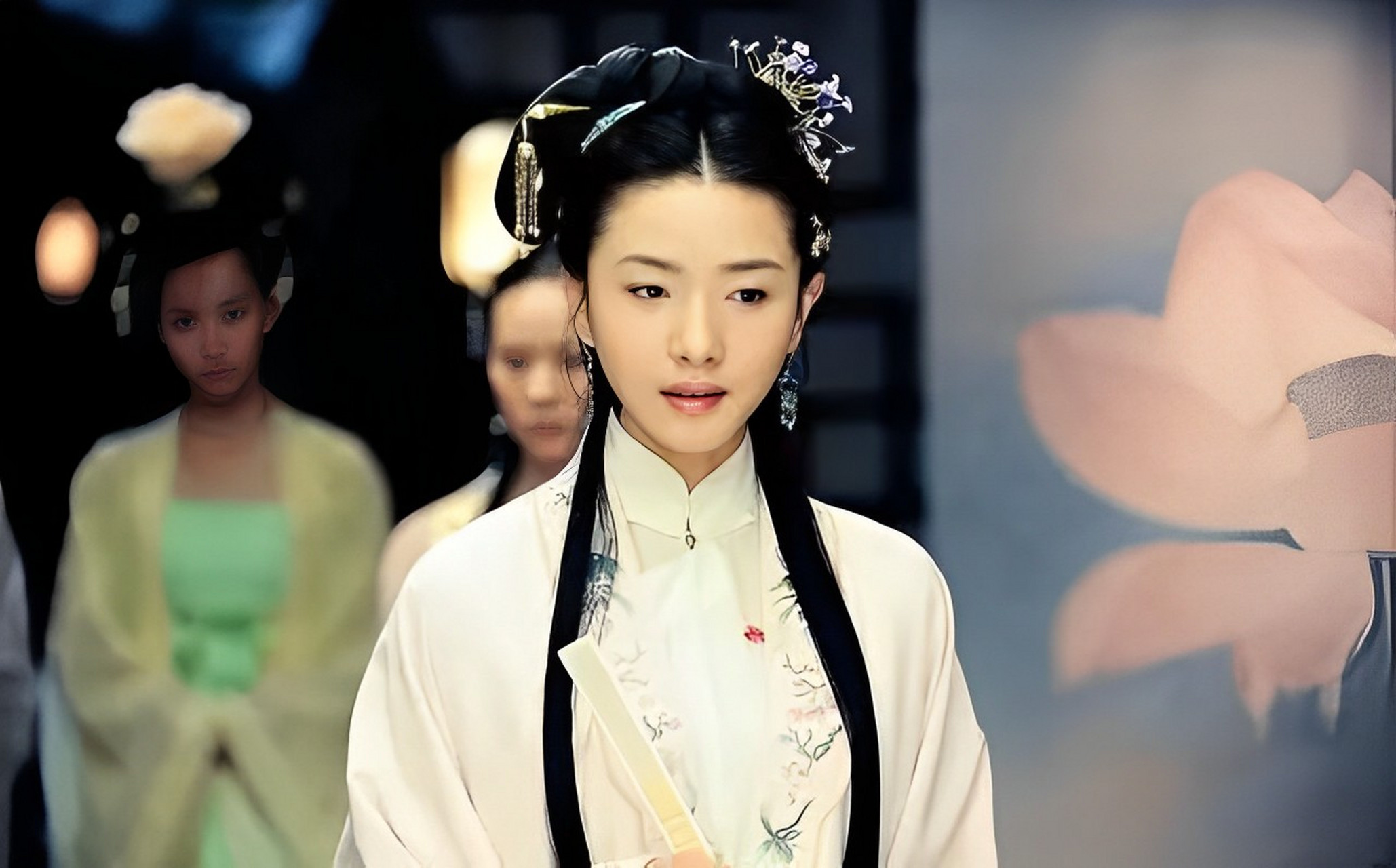 钱谦益抚摸着柳如是的脸回答说:"我喜欢你乌黑的头发和雪白的皮肤.