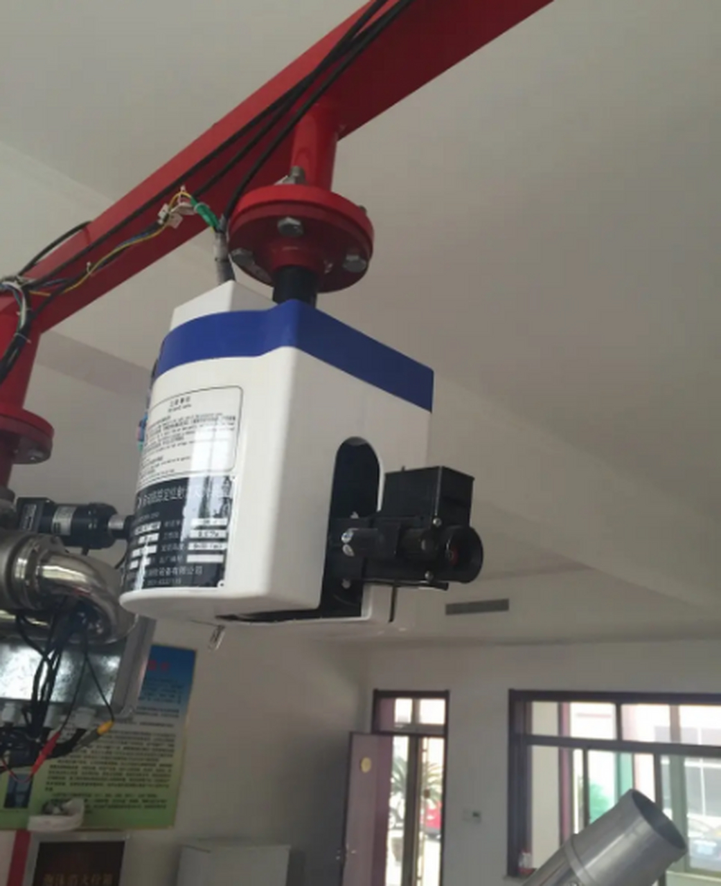 消防炮系统按喷射个质可分为水炮系统,泡沫炮系统.