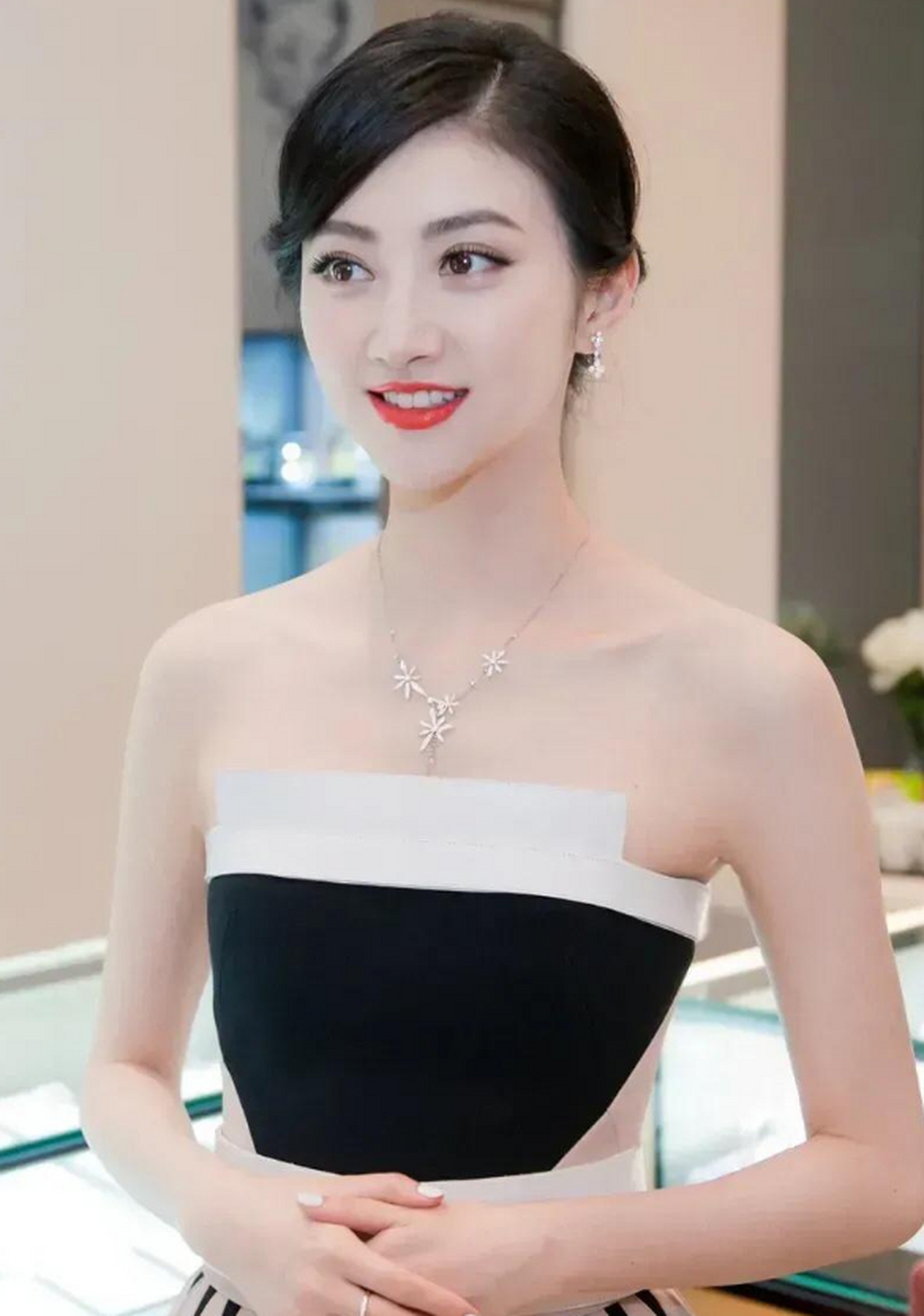 景甜给人的印象就是清纯甜美,这在混血的娱乐圈里是非常难得的.