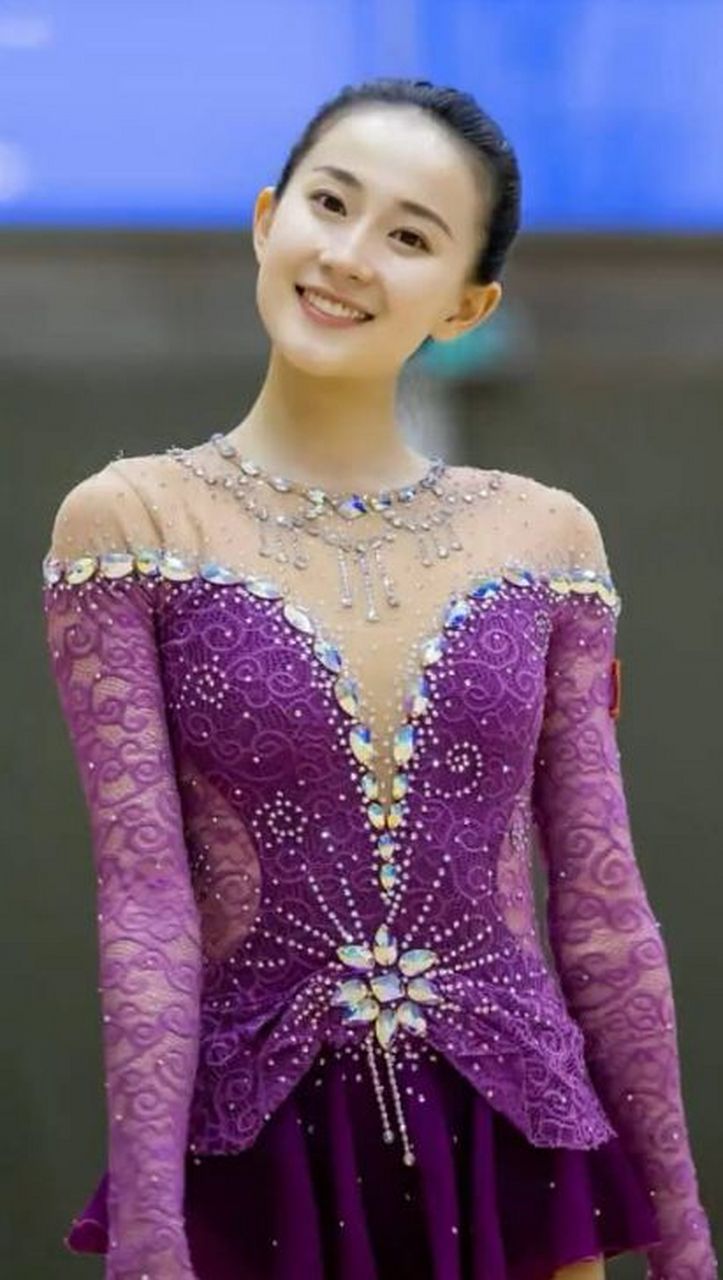 张豆豆因为一张挺胸的照片走红网络,吸引了大量粉丝的关注.