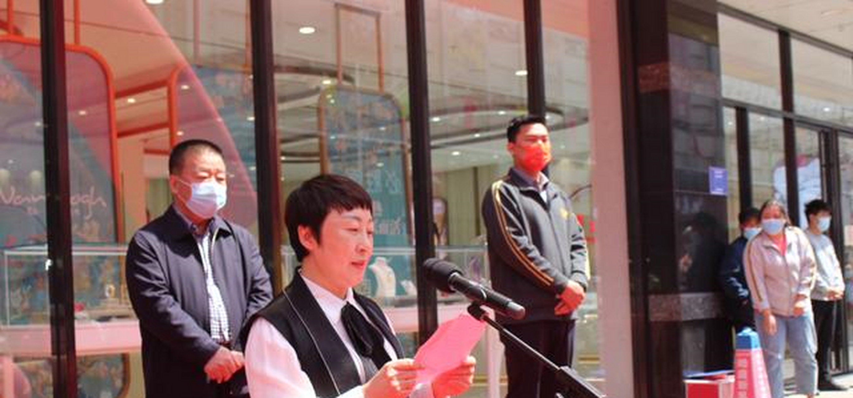 诸城市百盛超市有限公司总经理徐良新上台致辞,她表示"得利斯是几十