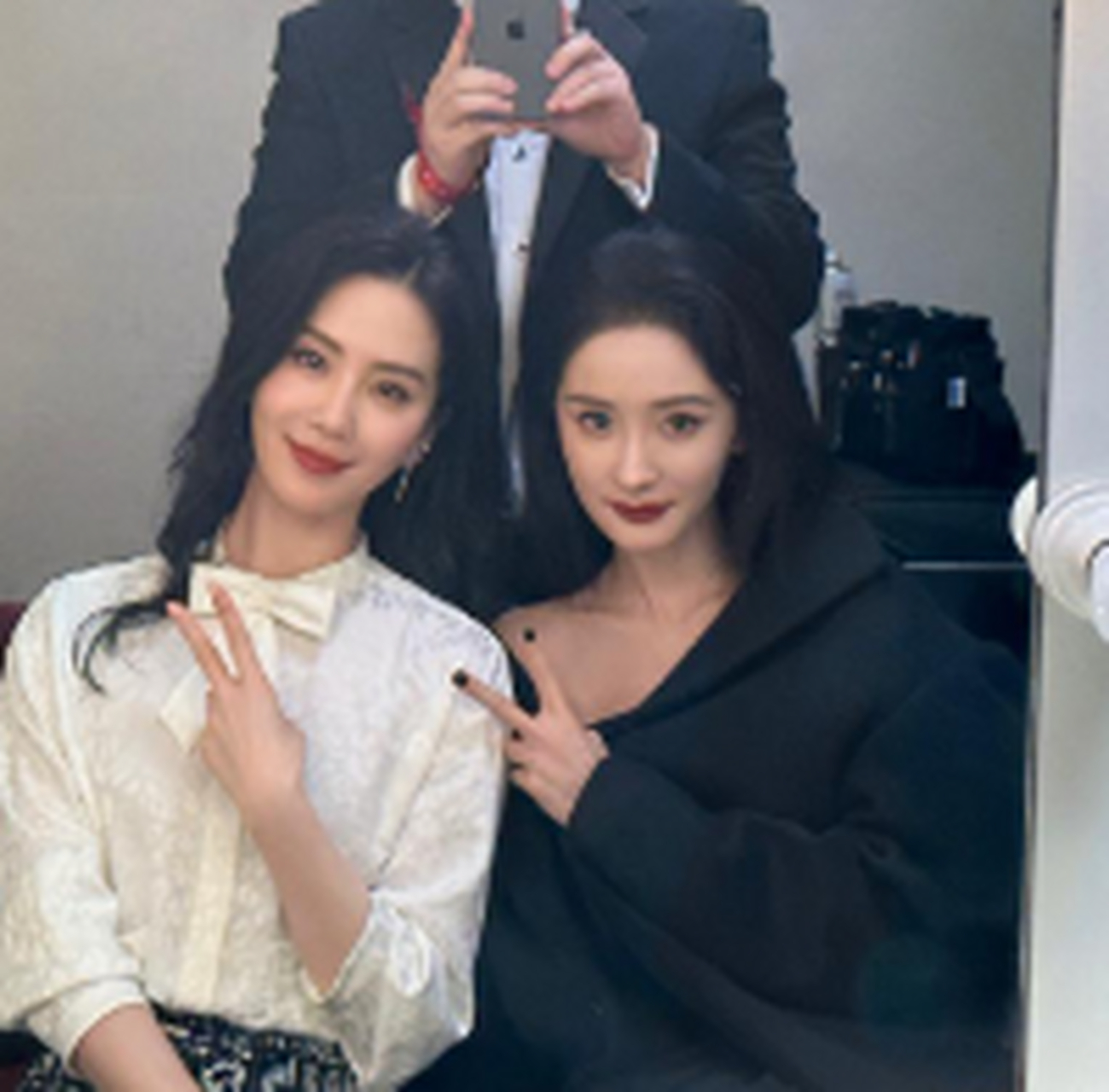 杨幂刘诗诗微博之夜后台合照,好姐妹终于再团聚了.