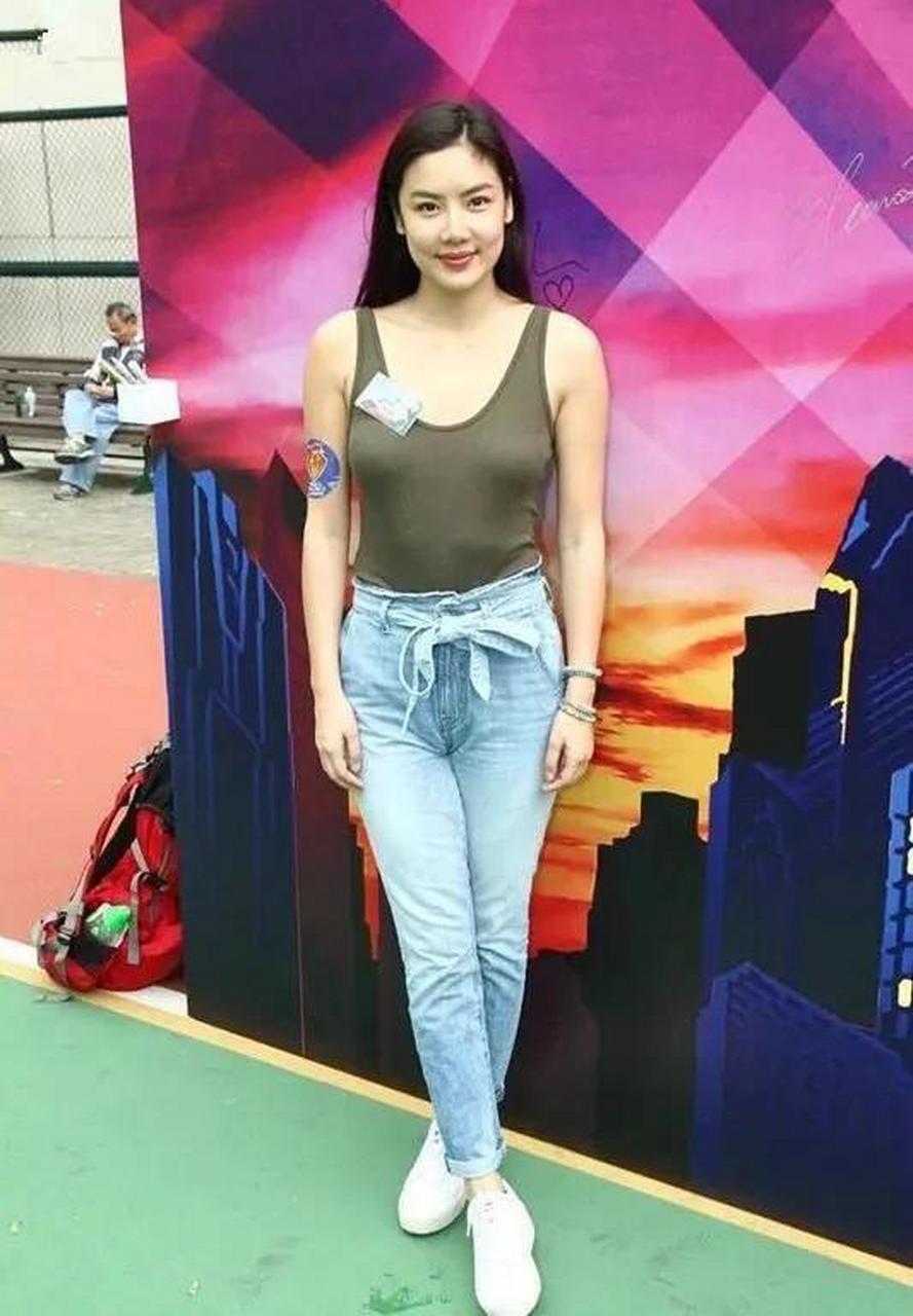 前妻乐基儿不仅身材好,整个五官细看的话,其实非常的性感!