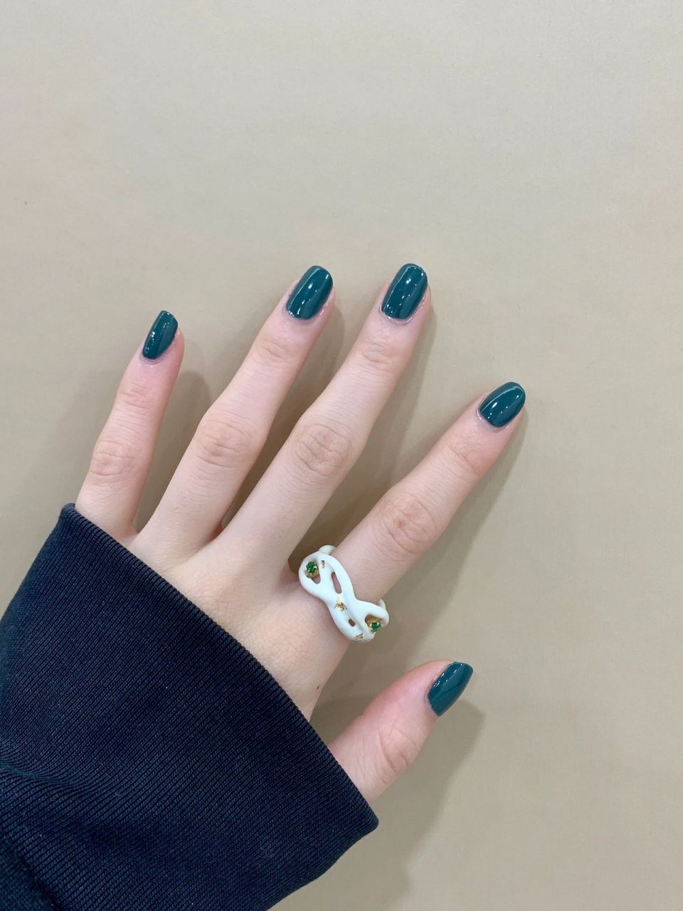 散发出幽冷的神秘又高冷气息 深色系颜色还是蛮显白的 墨绿色美甲