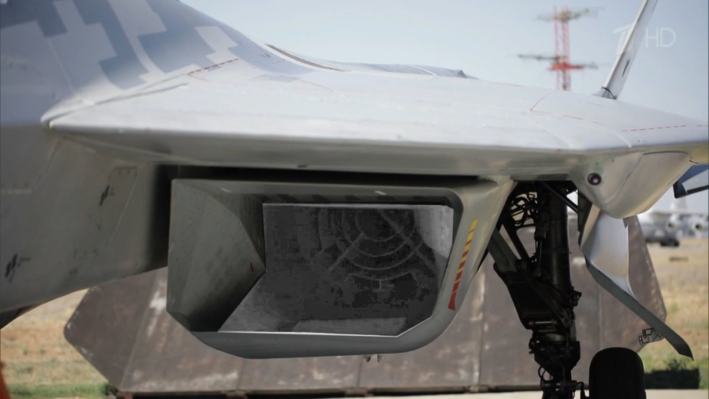 美国空军f-22隐形战斗机的进气道,俄罗斯空天军苏-57战斗机的进气道