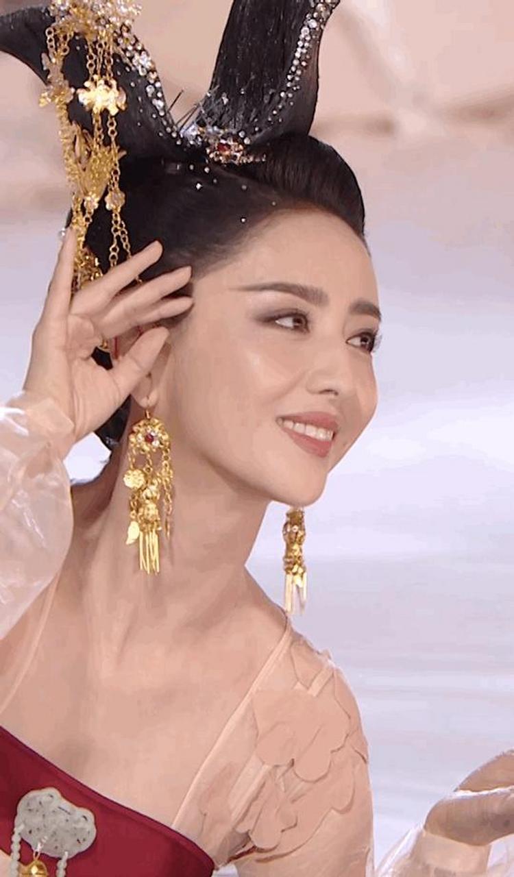 gif创作人# 佟丽娅的舞姿美的就像"嫦娥"飞天,翩翩而至于人间,下厨