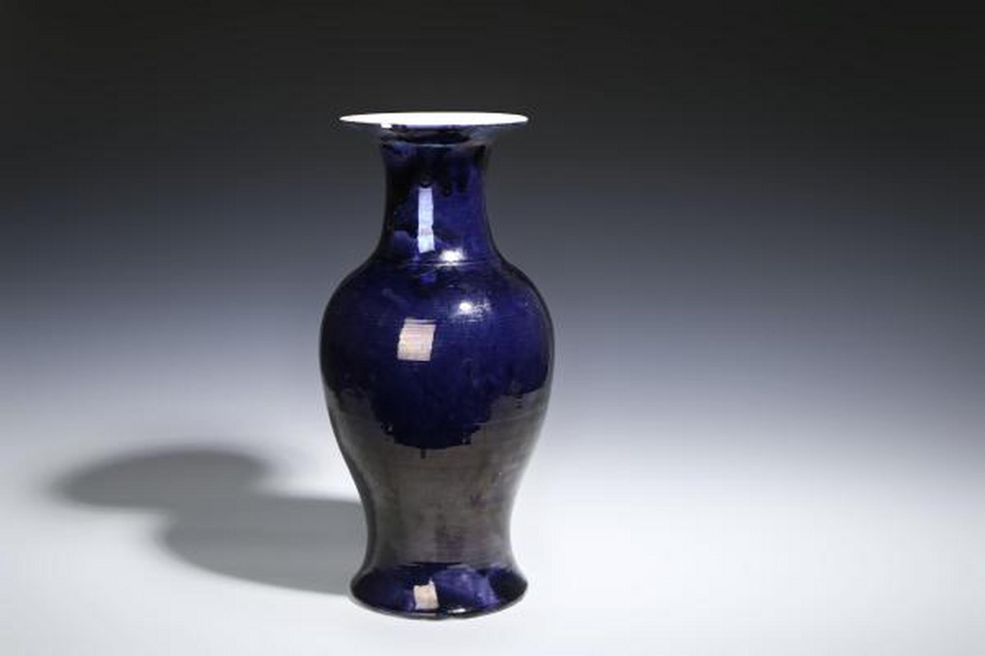 瓷器鉴赏# 此件民国·茄皮紫釉观音瓶,口径16.6cm,高45cm,腹径20.