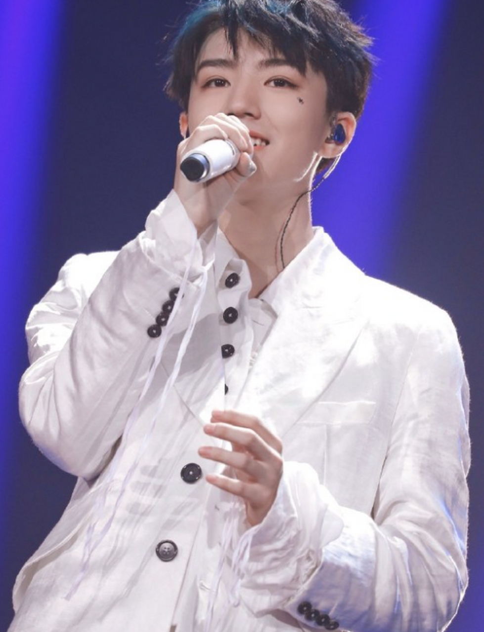 王俊凯19岁生日会和堂妹的合照