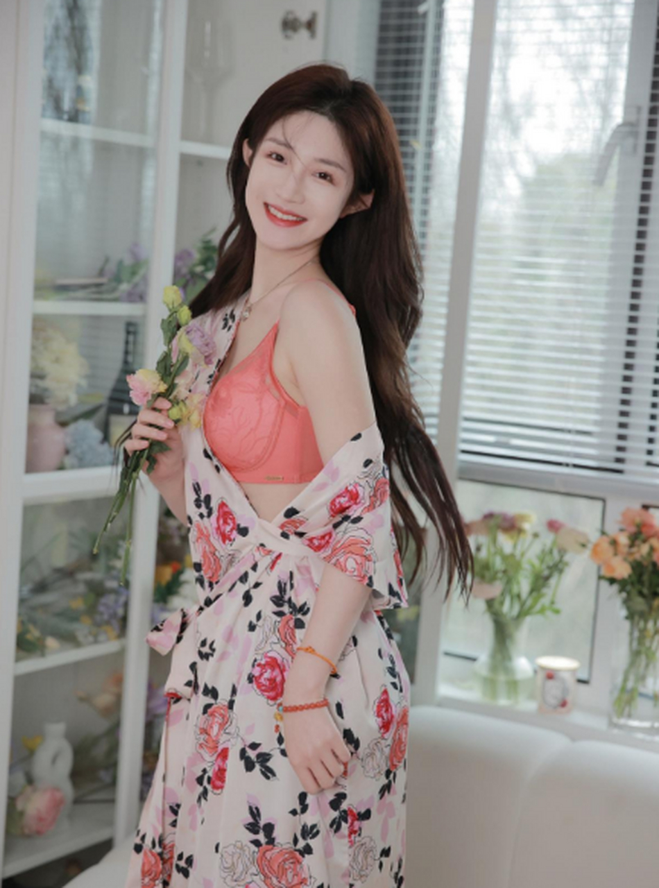 居家小姐姐内衣系列写真,奈斯!