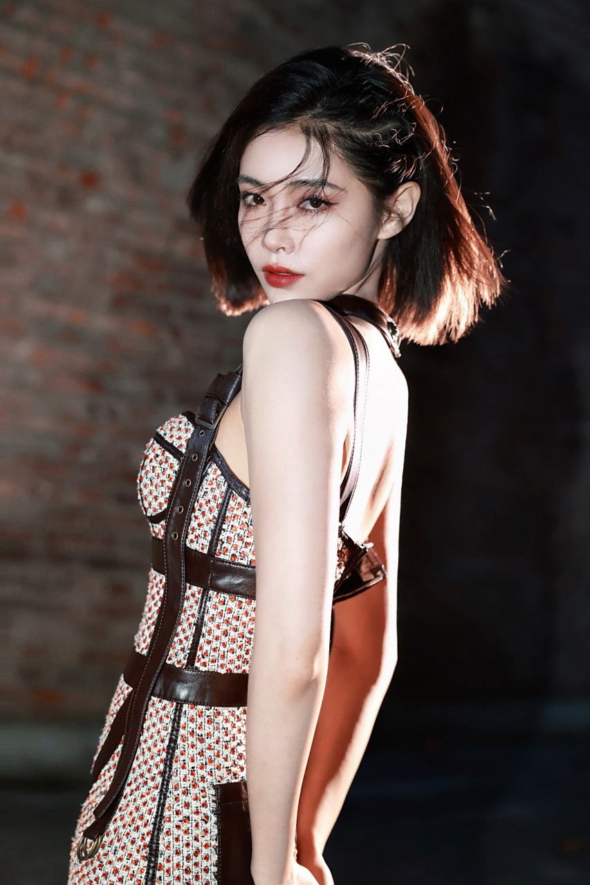 许佳琪最新大片, 碎花抹胸裙,黑绑带, 性感又美丽的kiki!