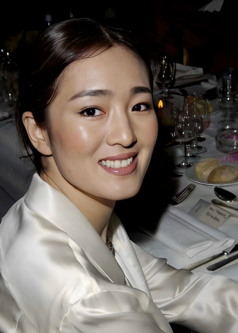 巩俐也喜欢白衬衫.优雅性感,却又有着浓浓的女人味!