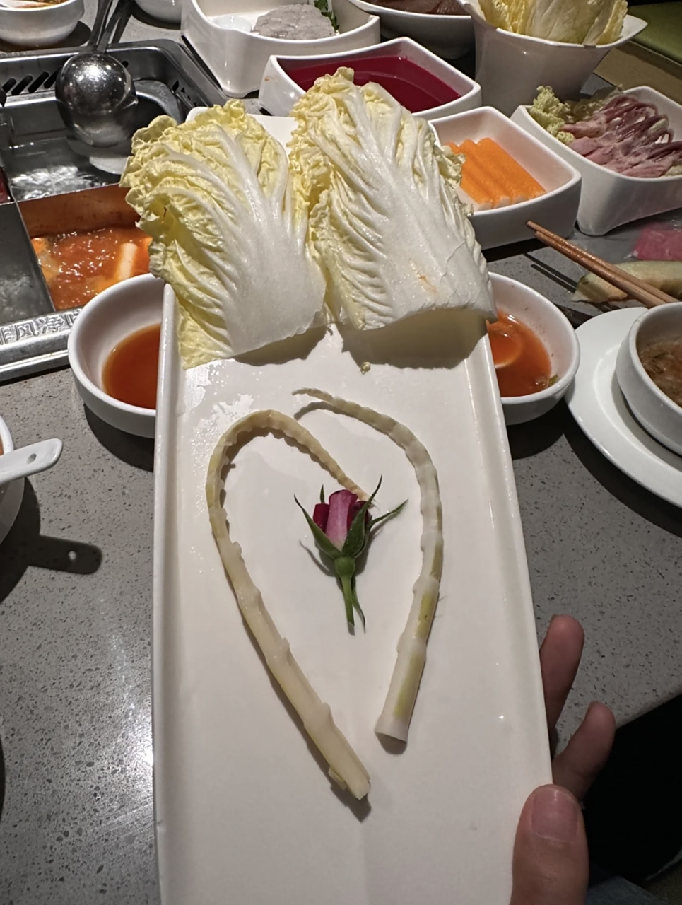 海底捞送的菜,就这两个白菜叶子,还不如别送!