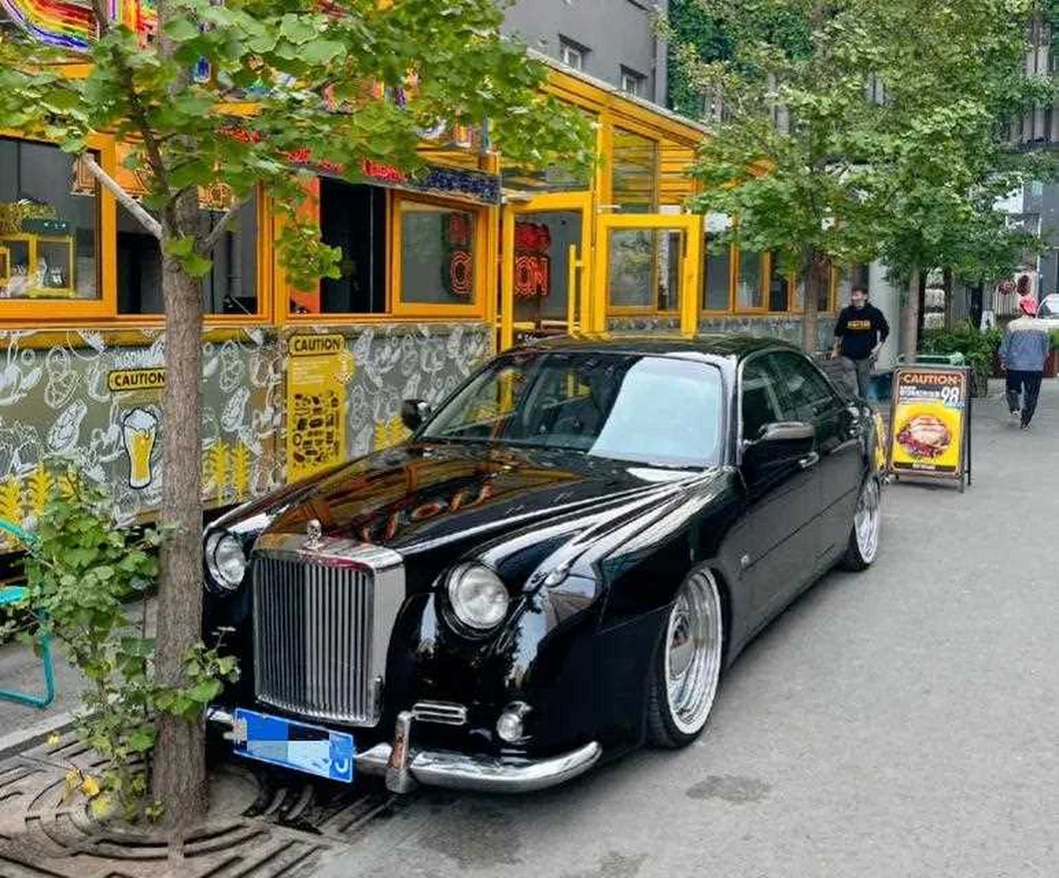 第一次在路上看到一台光冈嘉路,离老远的时候看着像凯迪拉克.