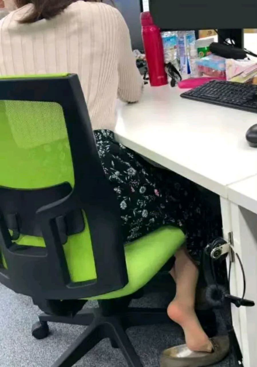 一位女同事一上班就脱鞋. 她怎样才能改掉这个坏习惯呢?[三哈]