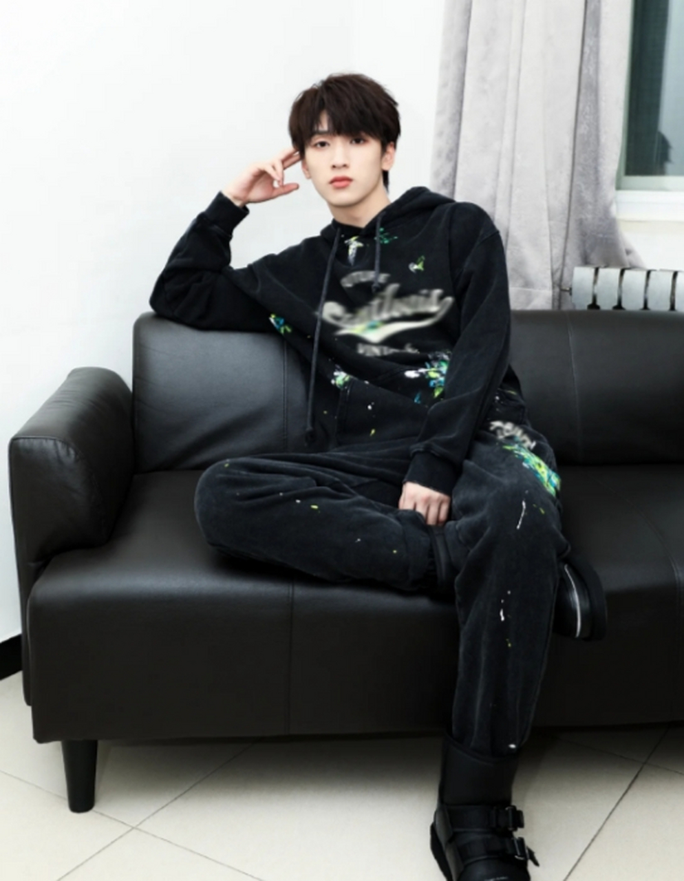 严浩翔以一身荧光泼墨套装为主打,搭配简单的白色t恤和黑色运动鞋