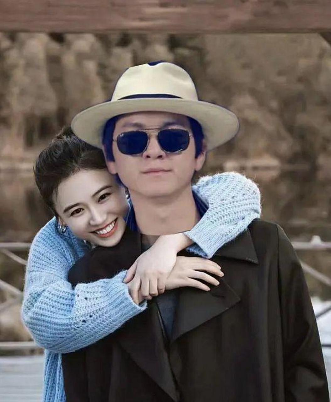 最近,有媒体拍到张哲轩从背后环抱着马思纯的照片,他们手舞足蹈还哼着