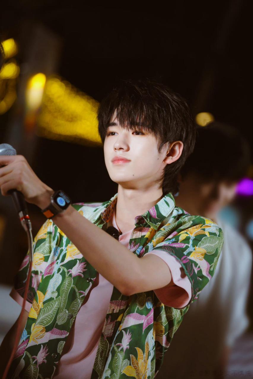 宋亚轩绿色花衬衫花絮照 宋亚轩最新团综花絮照,绿色花衬衫造型夏日