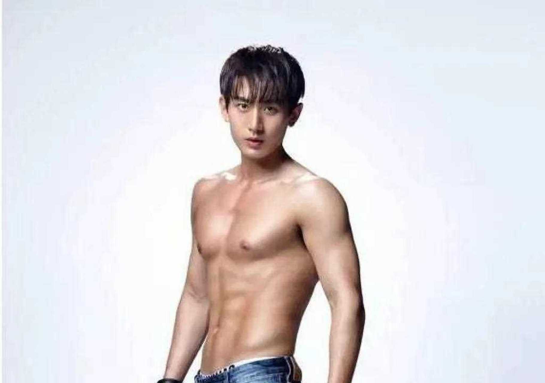 成毅在19年在《营救汪星人》练就的一身肌肉,到了的 里没有缩水.