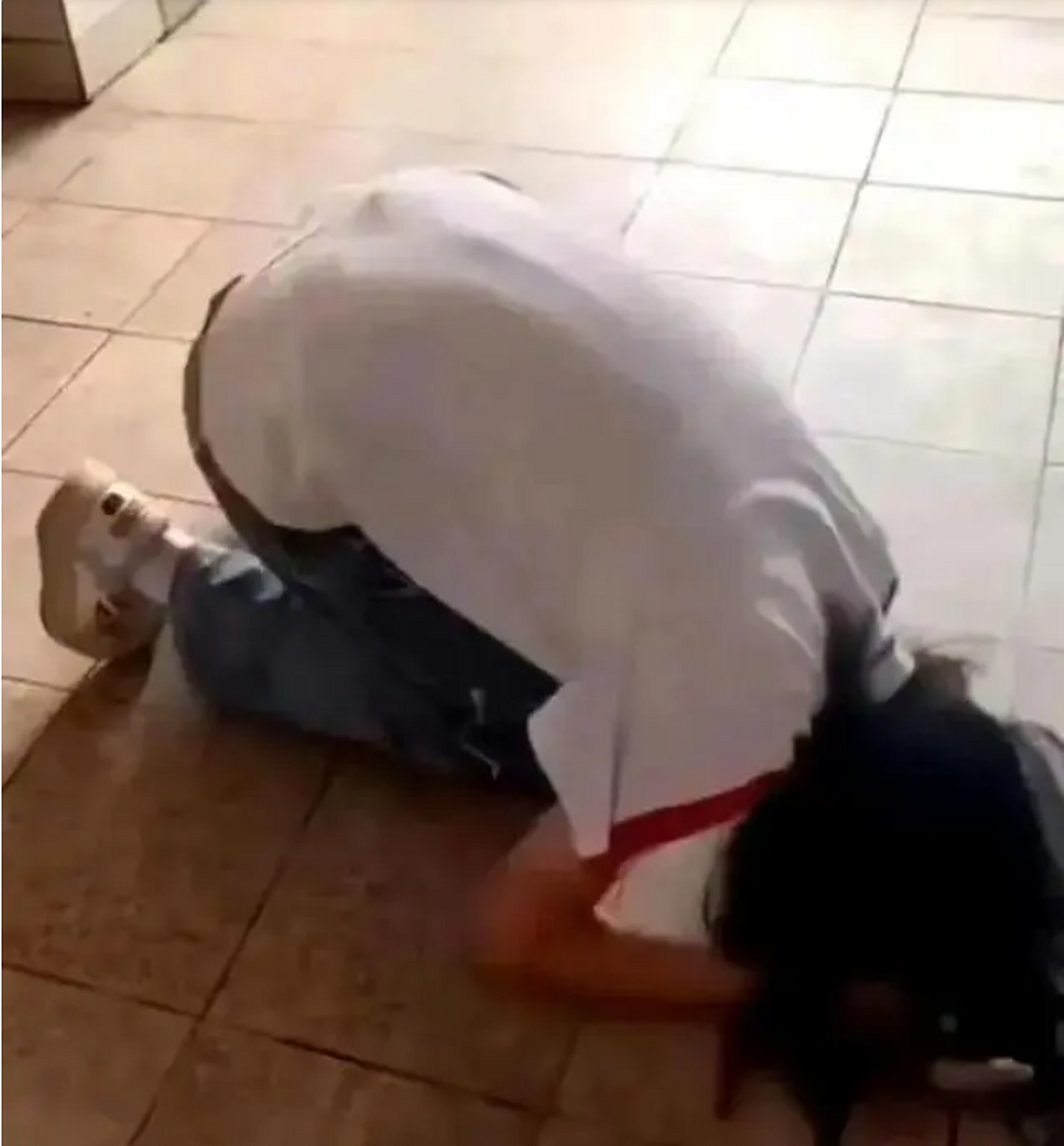 网传广东广宁一女生遭遇校园暴力,被打下跪,当地教育局通报:属实 6月