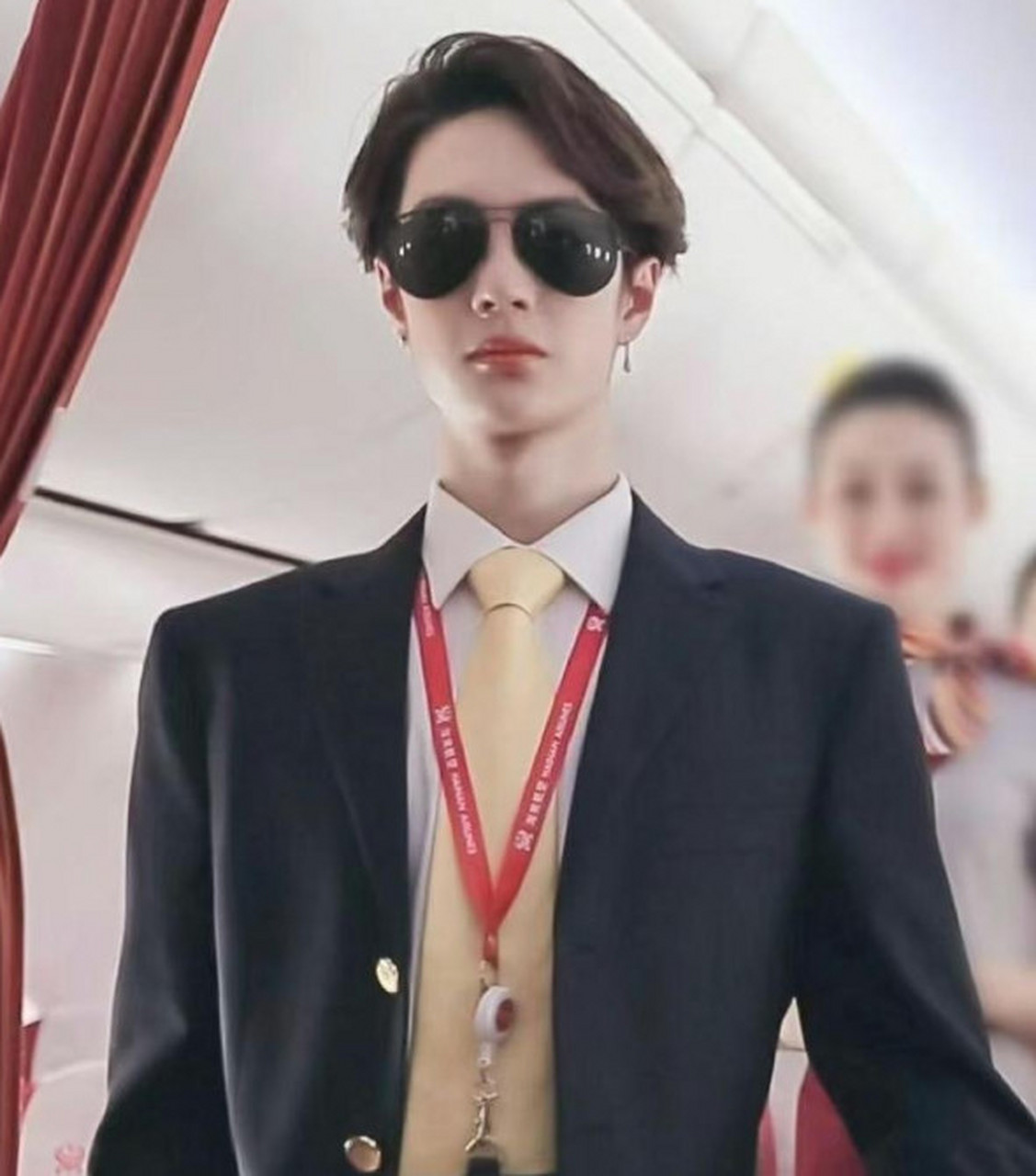 这位机长跟王一博长的很像哦!