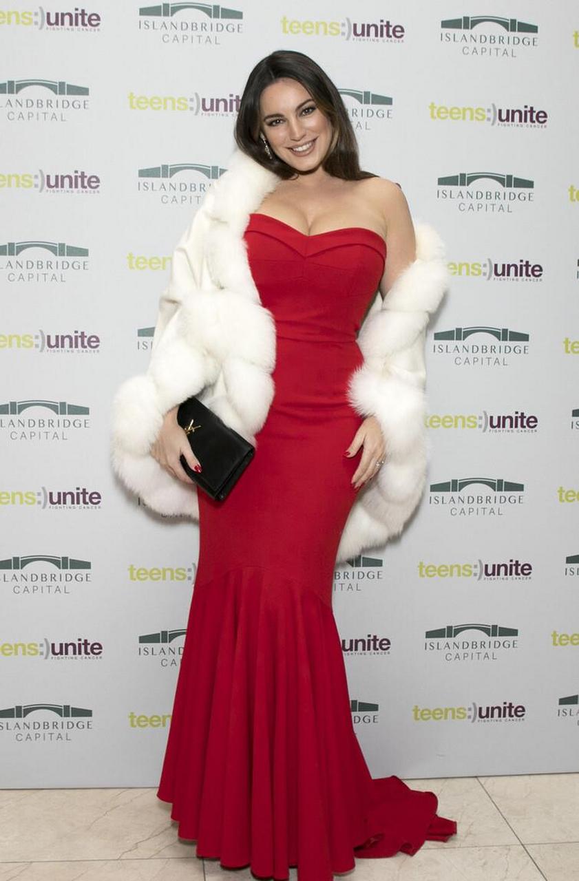 凯莉·布鲁克的一身红裙,难掩撩人体形