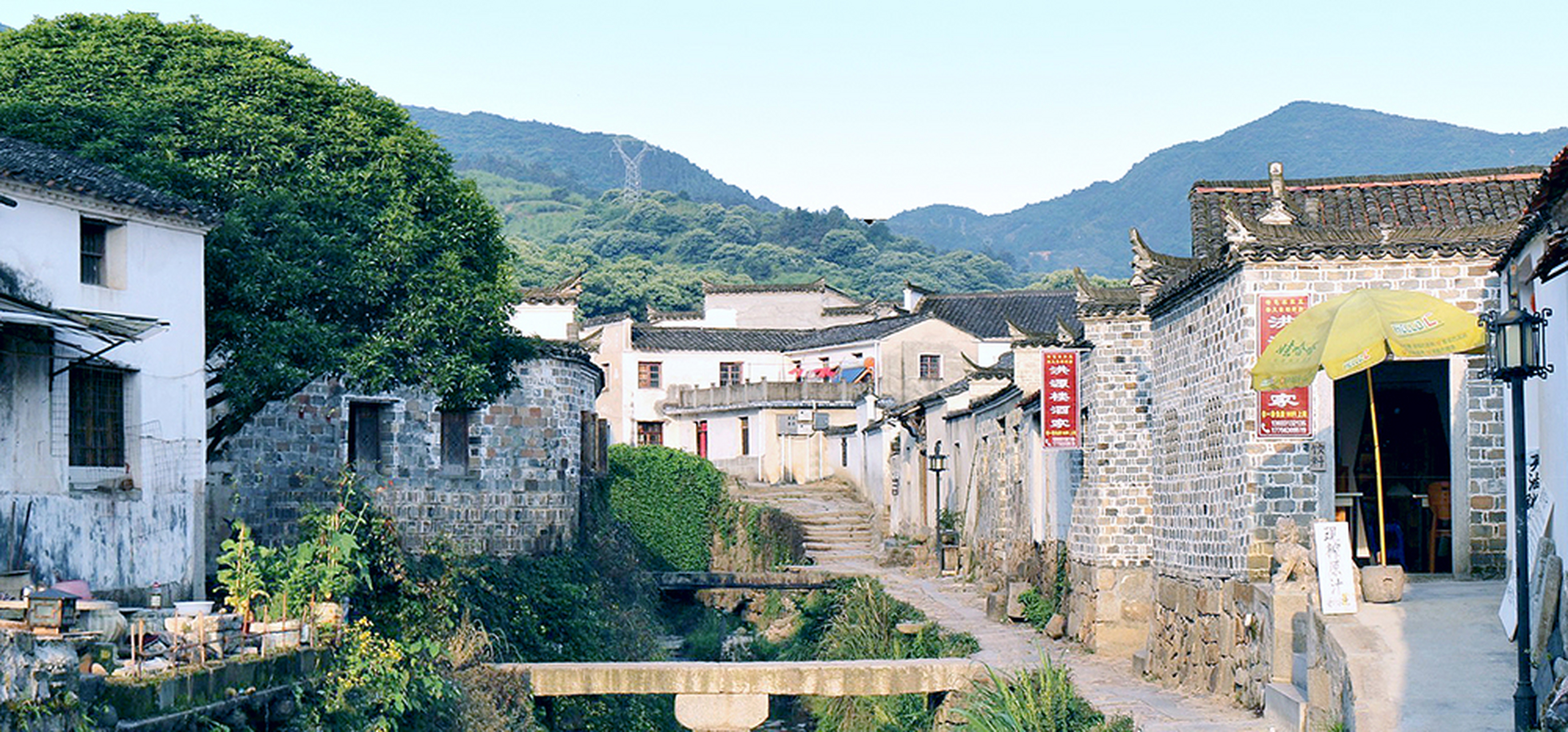 查济村的祖先原来姓姬,名叫姬延,在周朝的时候,受封于山东济阳查地.