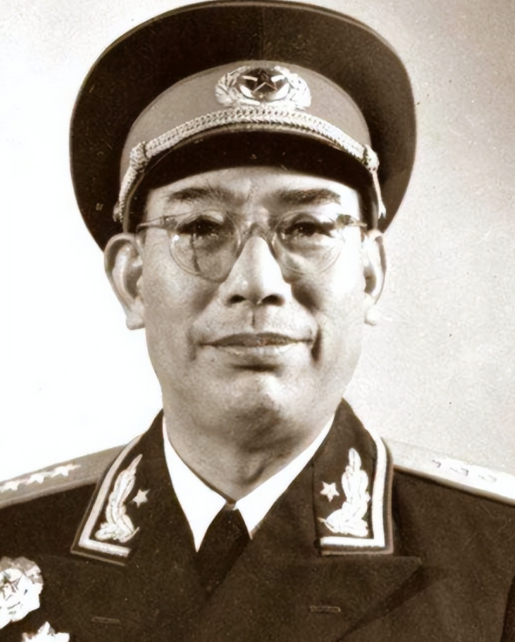 49年一老农看报纸,指着上面的许光达说:他像我死去20多年的儿子 1949