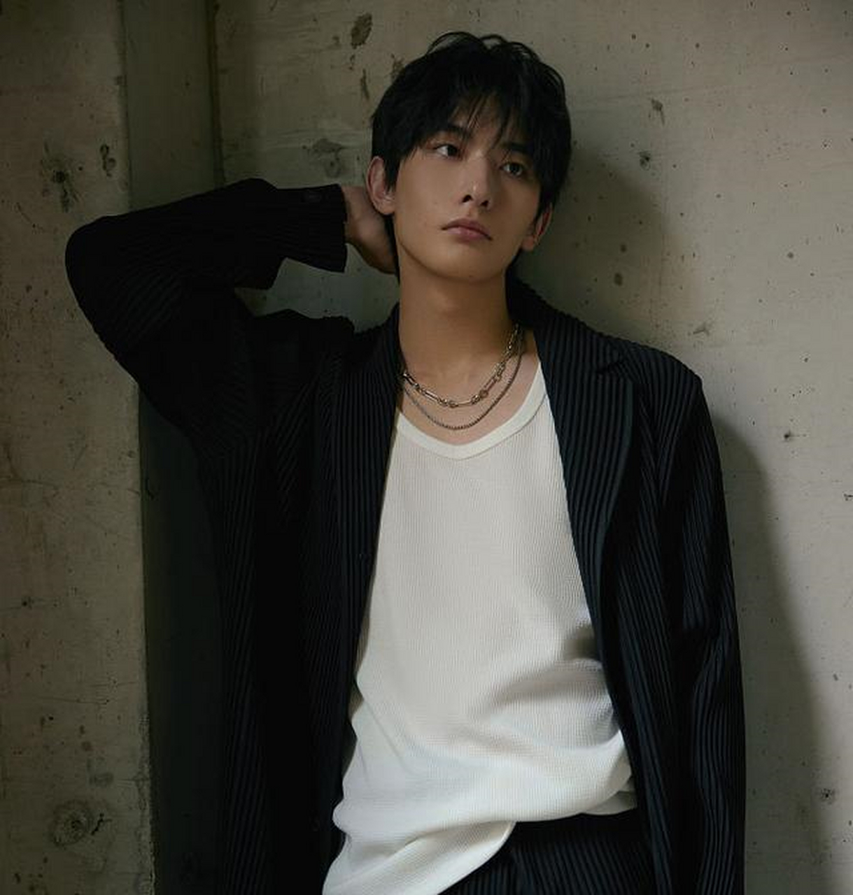 王瑞昌禁欲系写真酷感十足 高冷男神眼神深邃魅力尽显[抱抱]