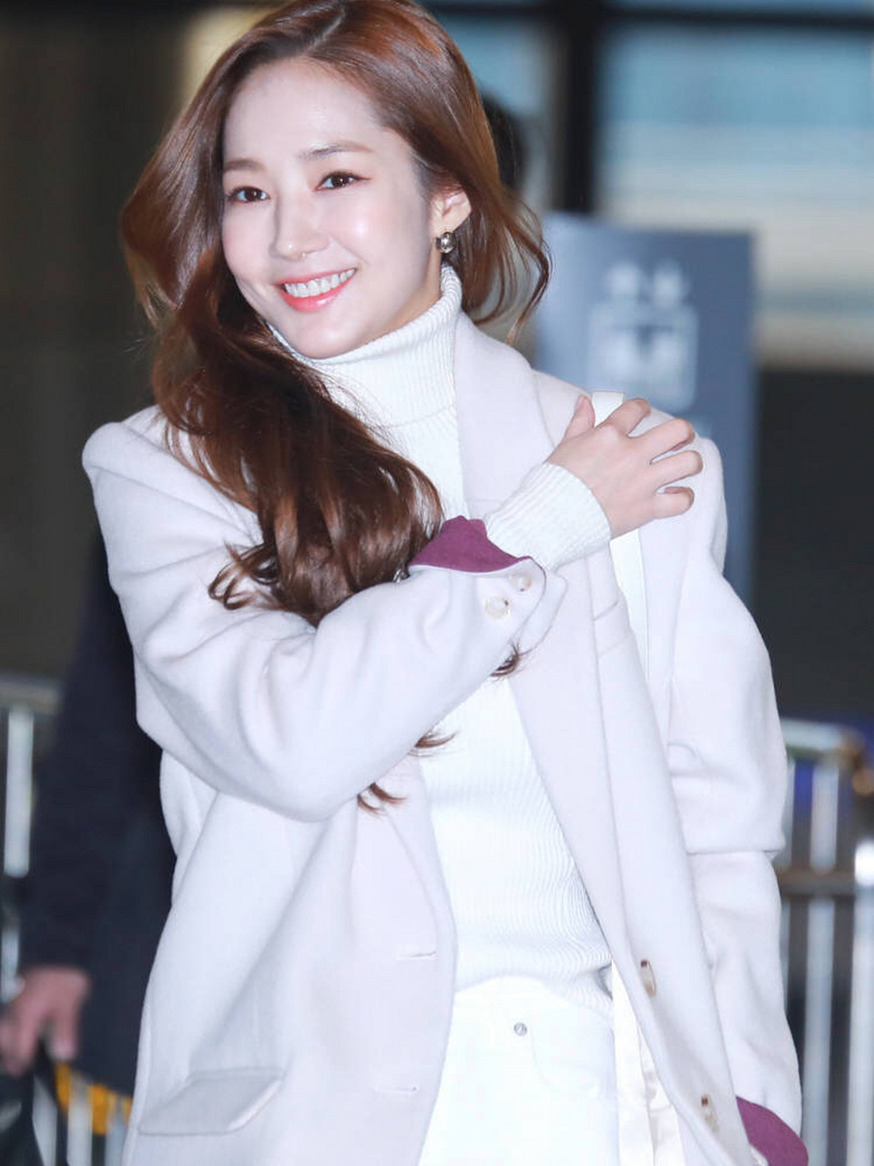 跟着爱豆学穿搭 朴敏英日常私服穿搭分享 外套|and you 温柔的浅色系