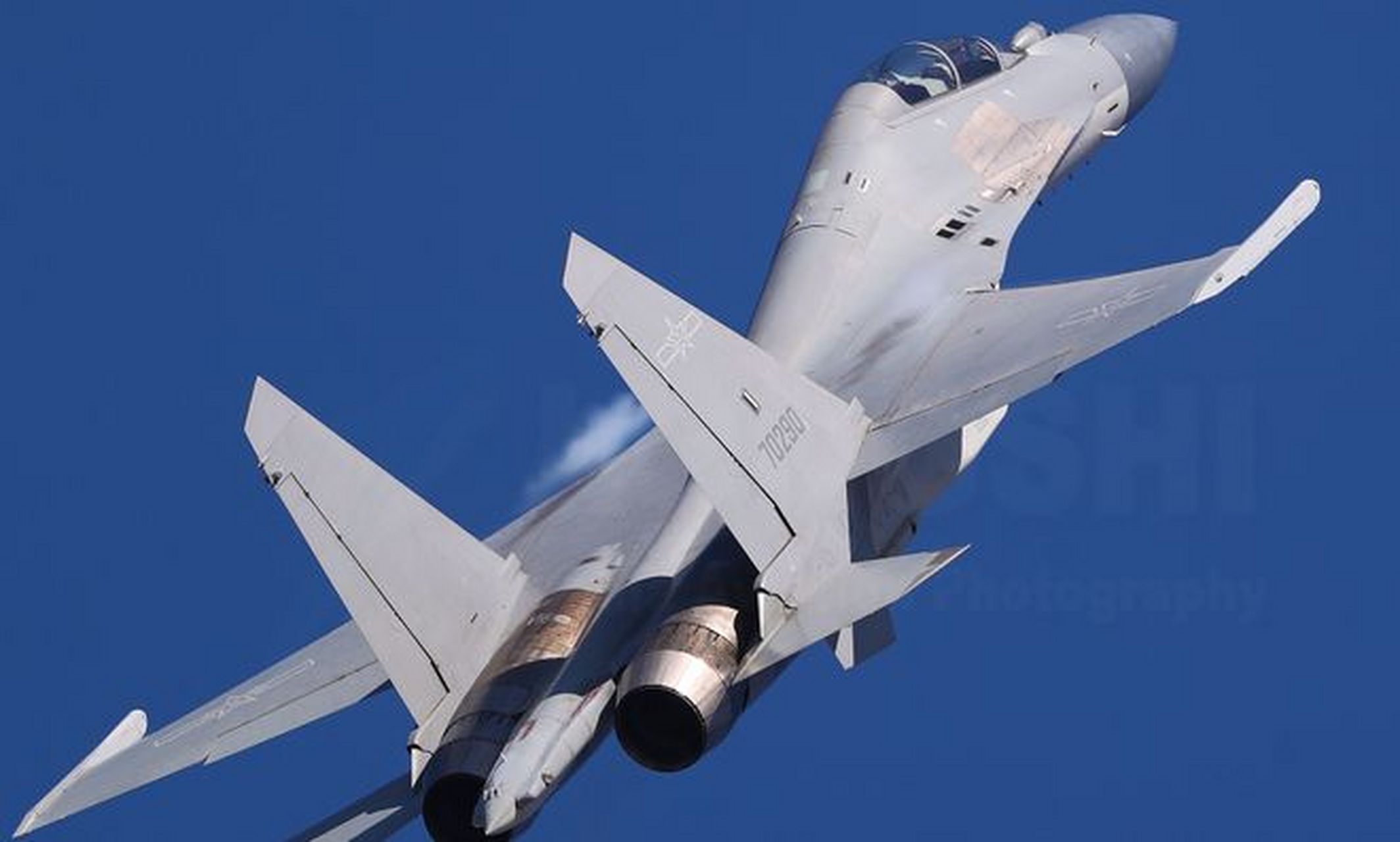 在这里,今天向大家简单分享一款先进的电子战机:歼-16d电子战斗机