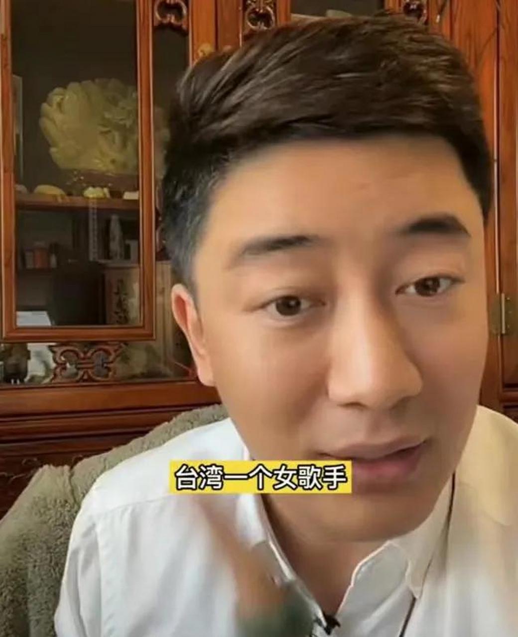 有一次,关立新爆料:"台湾省一个女歌手,收了几十万出场费之后,竟在
