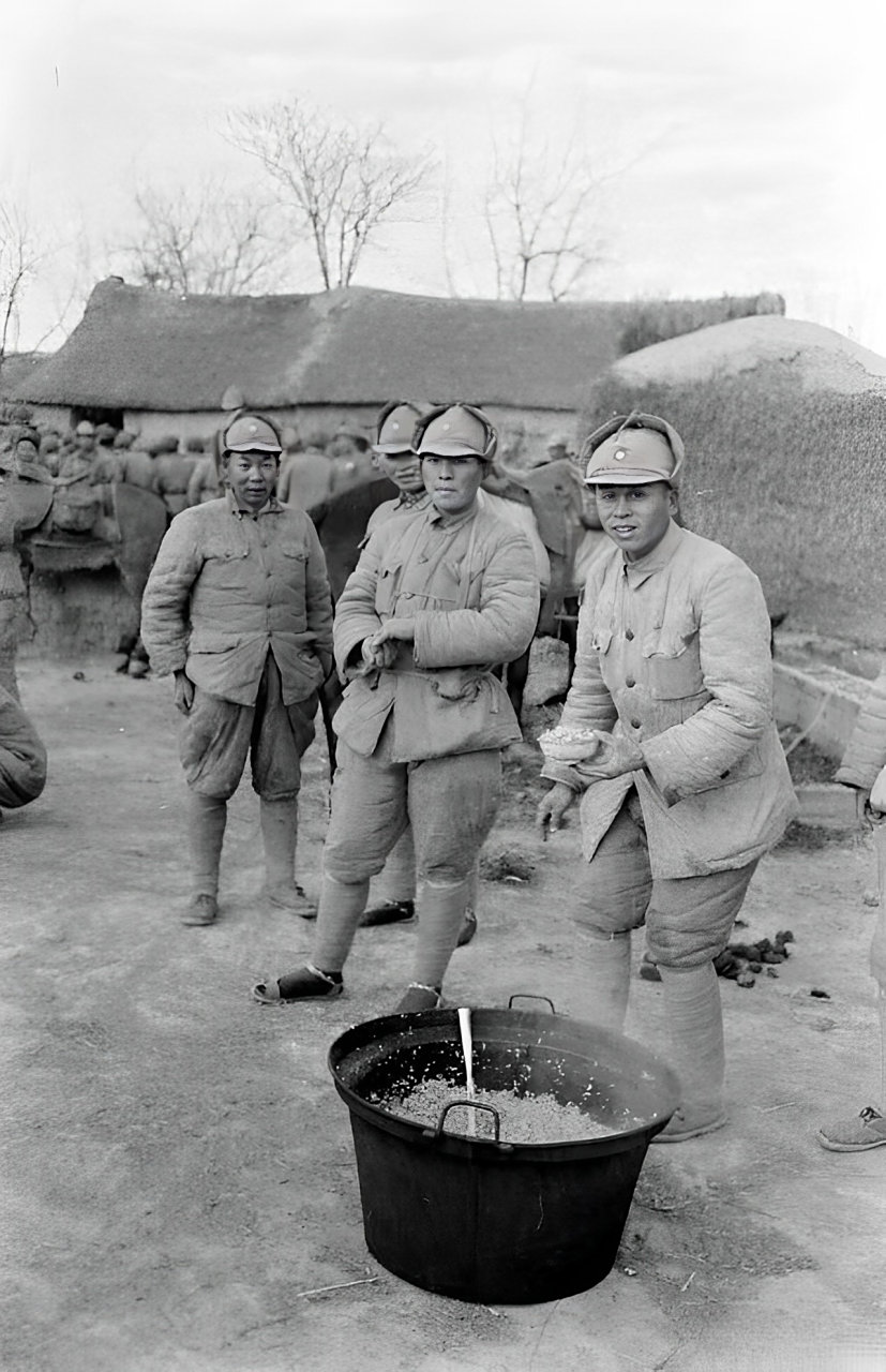 解放战争时期,士兵在国军的真实老照片,远非影视剧中皮鞋光鲜亮丽的